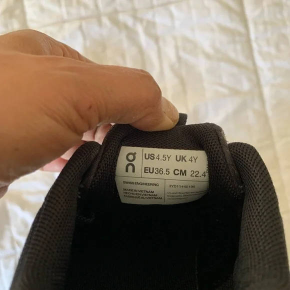 On Running women Black and White Sneakers - Picture 6 of 8